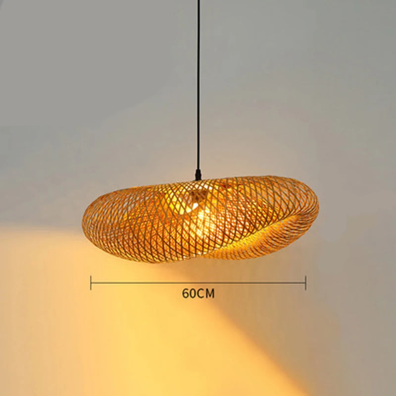Suspension en bambou design de 60 cm, éclairage doux et chaleureux, parfait pour un intérieur chic.