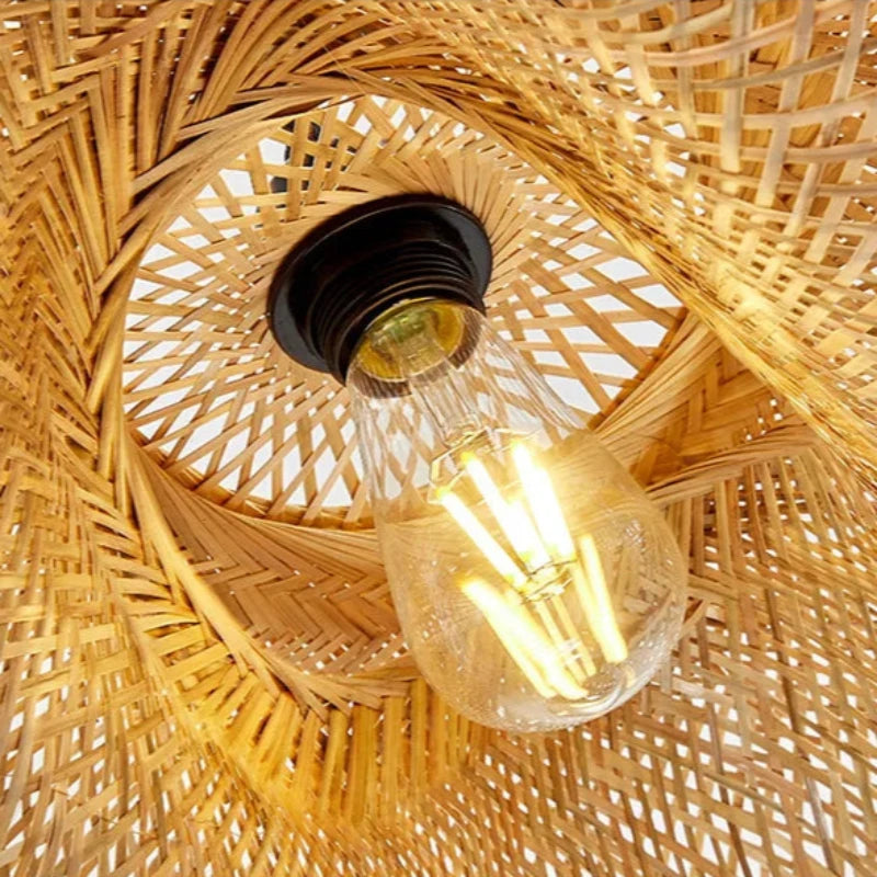 Suspension en bambou design allumée, montrant un effet de lumière chaleureux et accueillant.