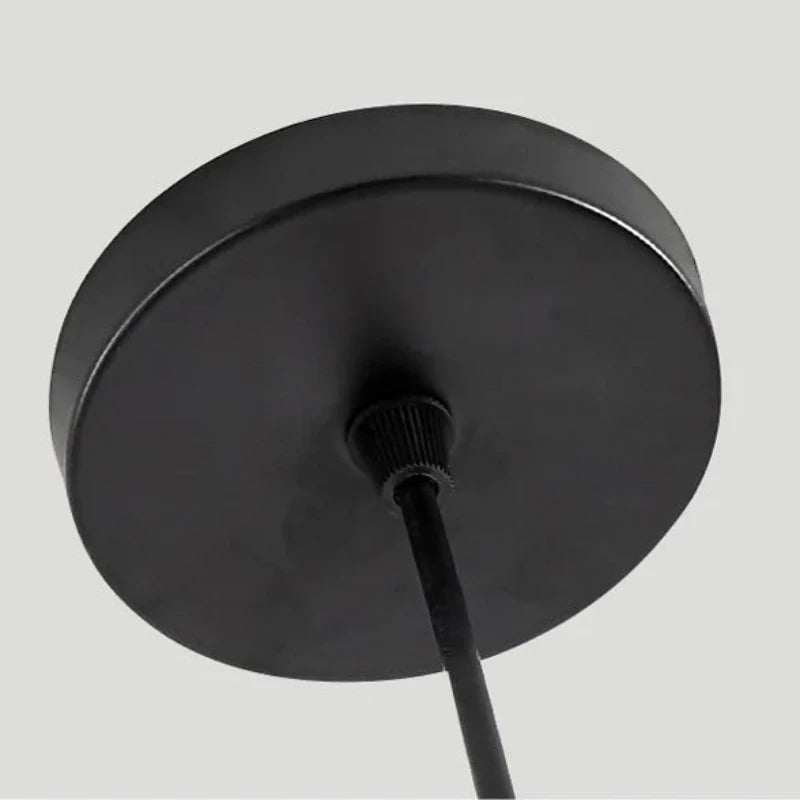Socle noir de la suspension en bambou design, conçu pour une fixation robuste et un look moderne.