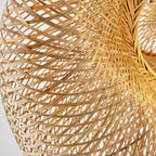 Gros plan sur la texture tressée de la suspension en bambou design, révélant les détails du travail artisanal.