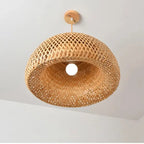 Suspension en bambou salon naturel suspendue dans un intérieur moderne et épuré