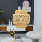 Suspension en bambou tressé dans un salon chic