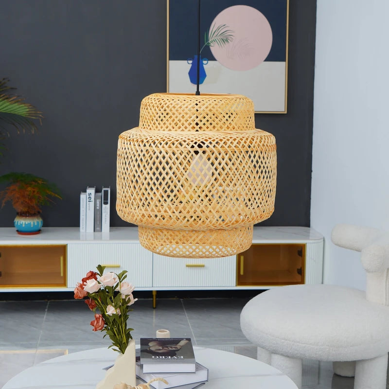 Suspension en bambou tressé dans un salon chic