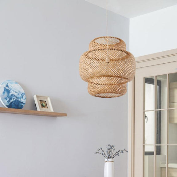 Suspension en bambou tressé installée dans un salon, ambiance naturelle et bohème