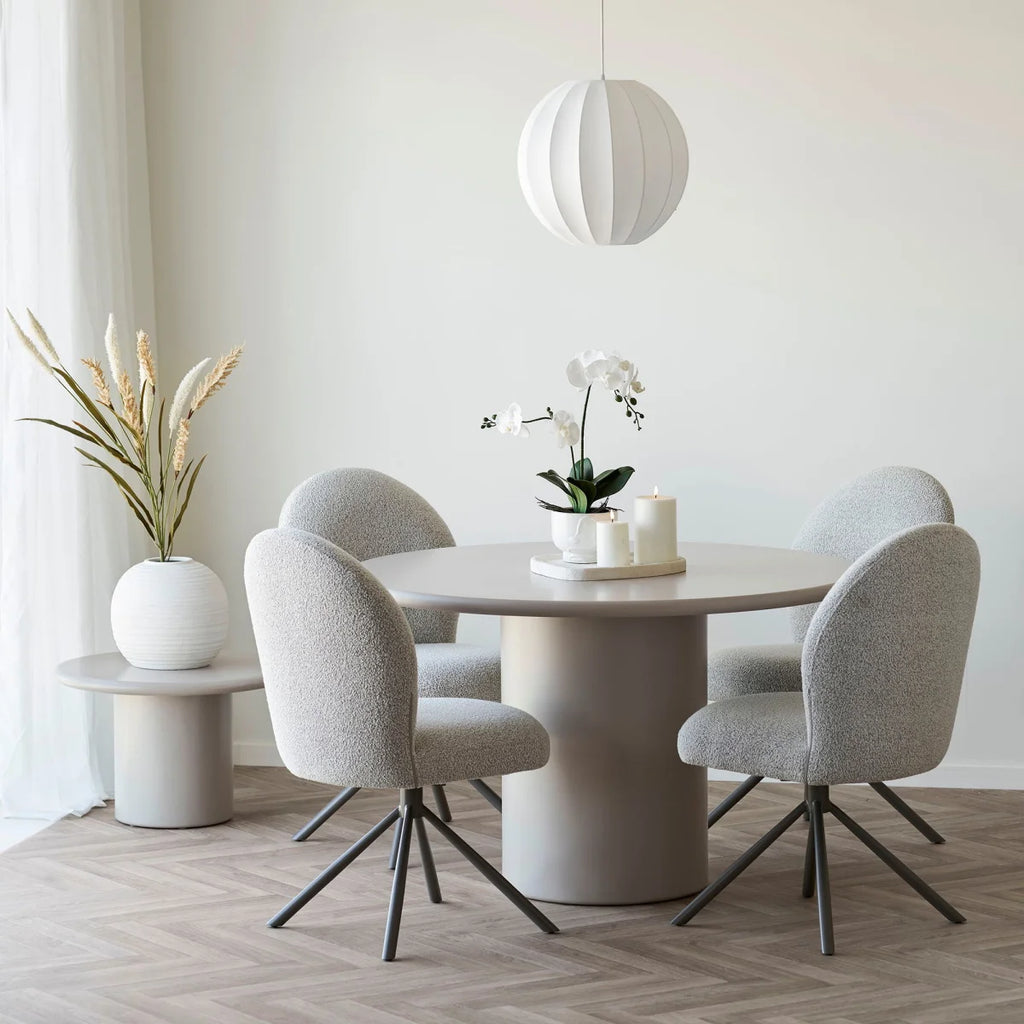 Table ronde moderne avec base cylindrique et quatre chaises gris clair texturées