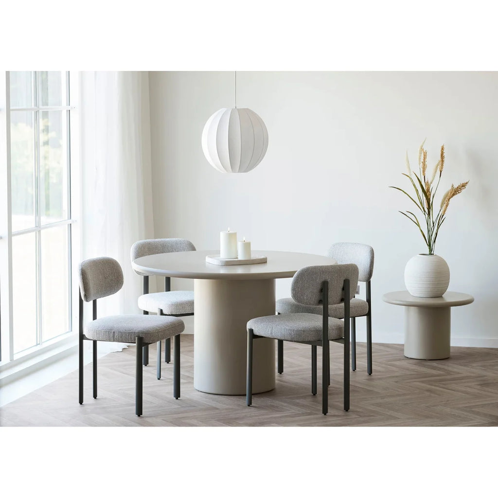 Table ronde moderne en béton beige mat, base piétement assortie, 4 chaises grises