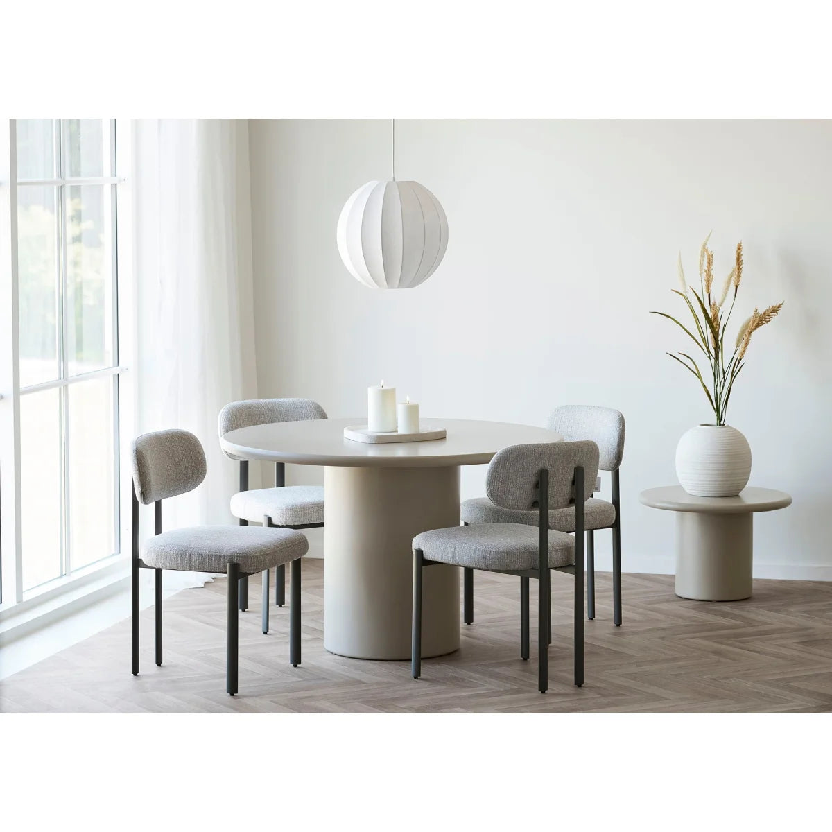 Table ronde moderne en béton beige mat, base piétement assortie, 4 chaises grises
