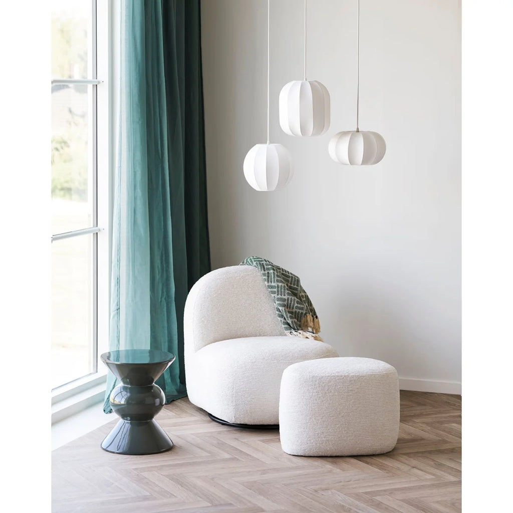 Fauteuil crème moelleux avec pouf assorti, suspension blanche soie métal abat-jour côtelé Ø25 cm