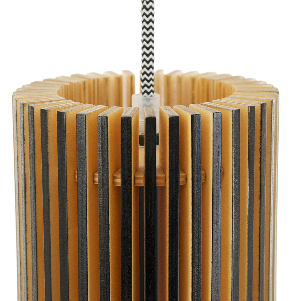 Suspension bois ajouré forme goutte naturel avec abat-jour en lattes cylindriques