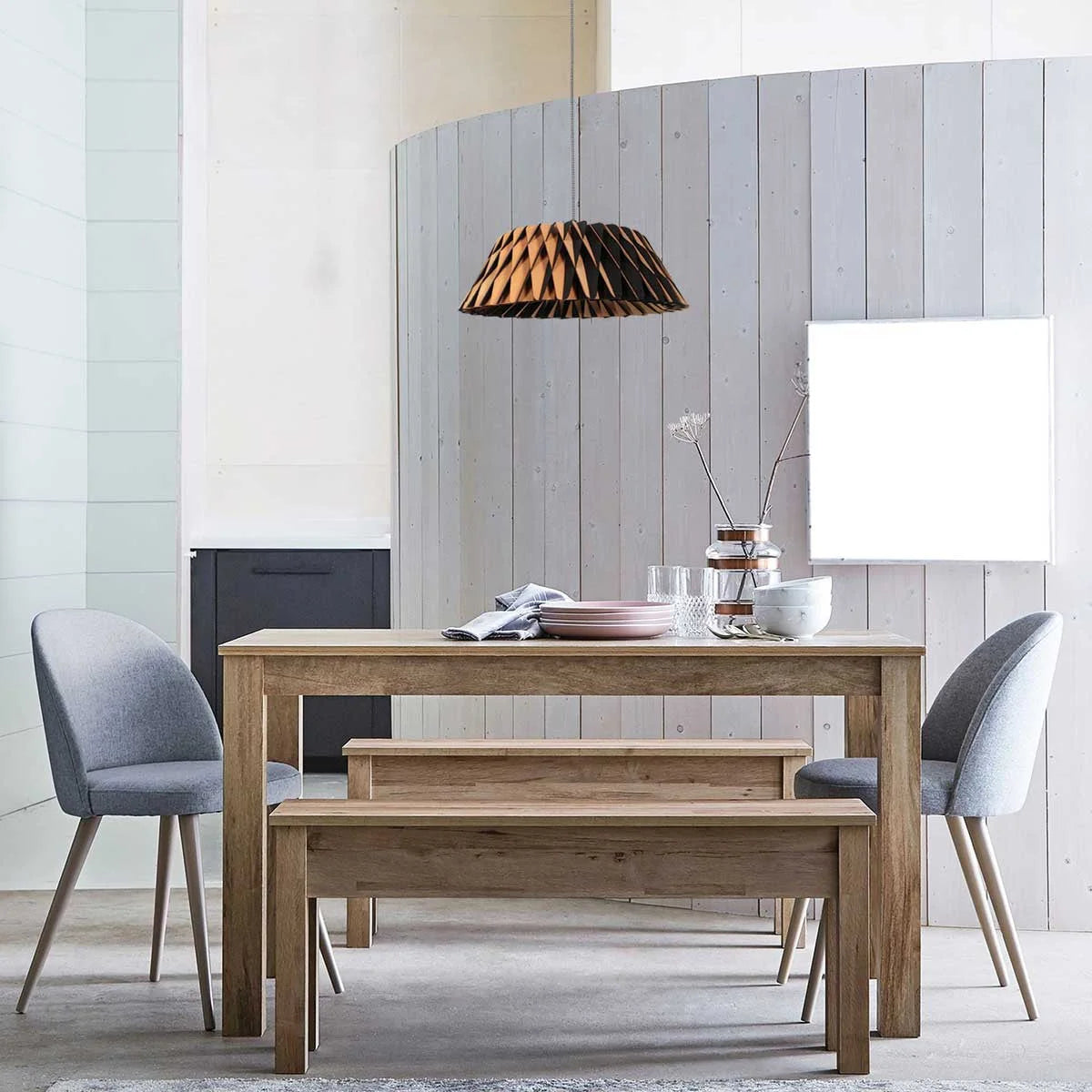 Table en bois ajouré motif zigzag noir et naturel pour salle à manger élégante