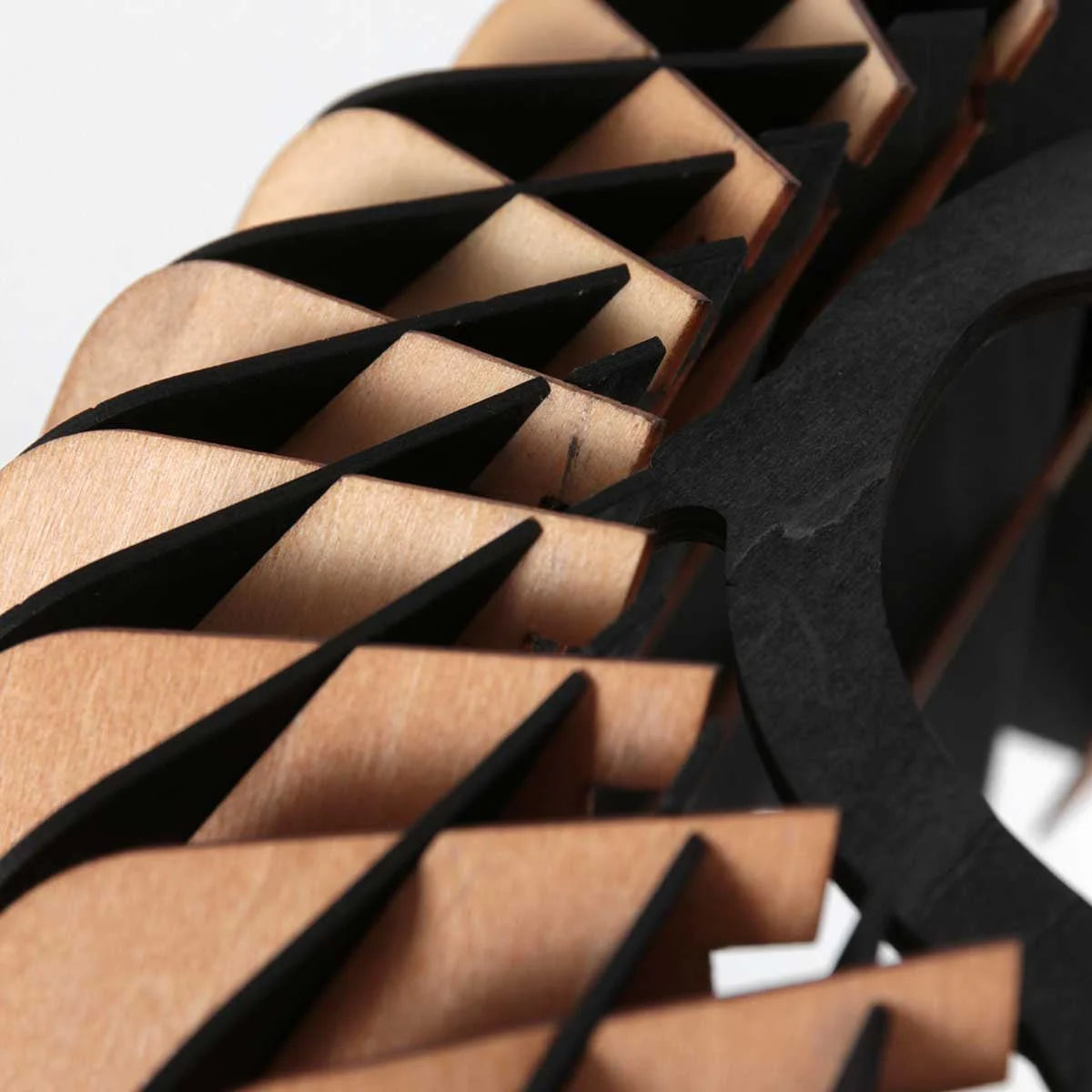 Sculpture géométrique en bois et noir ajouré suspension Ø46 cm