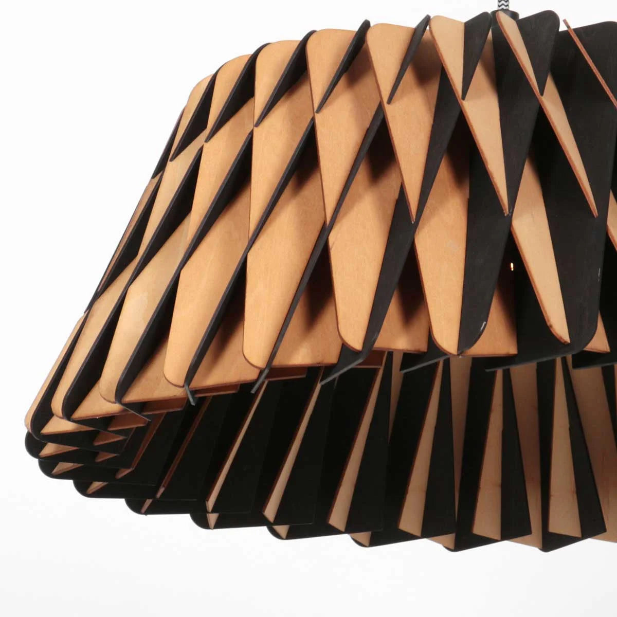 Lampe suspendue en bois ajouré motif zigzag noir et naturel Ø46 cm