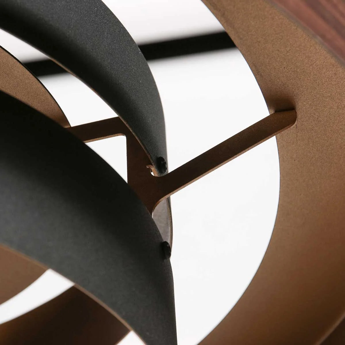 Sculpture abstraite en métal et bois pour Suspension en bois chêne intérieur doré Ø50 cm