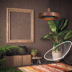 Intérieur bohème avec plantes et fauteuil Acapulco blanc dans suspension en bois chêne
