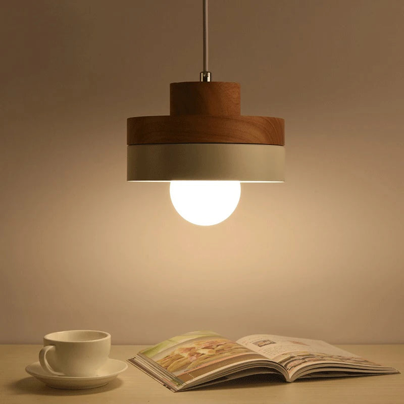 Suspension bois design installée dans un intérieur chaleureux