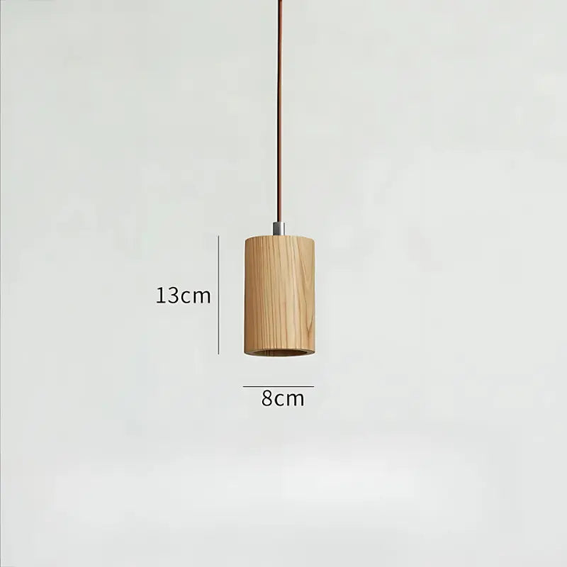 Suspension bois moderne modèle 1 avec abat-jour en bois naturel et lumière LED tamisée.
