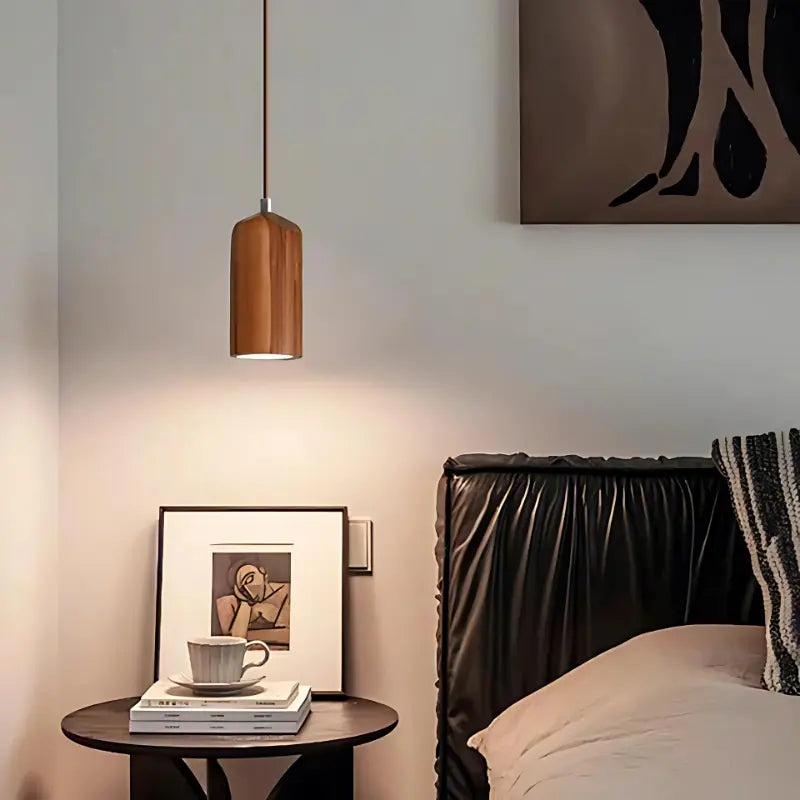 Suspension bois moderne, parfaite pour un style nordique, avec une base en bois et un câble en caoutchouc ajustable.