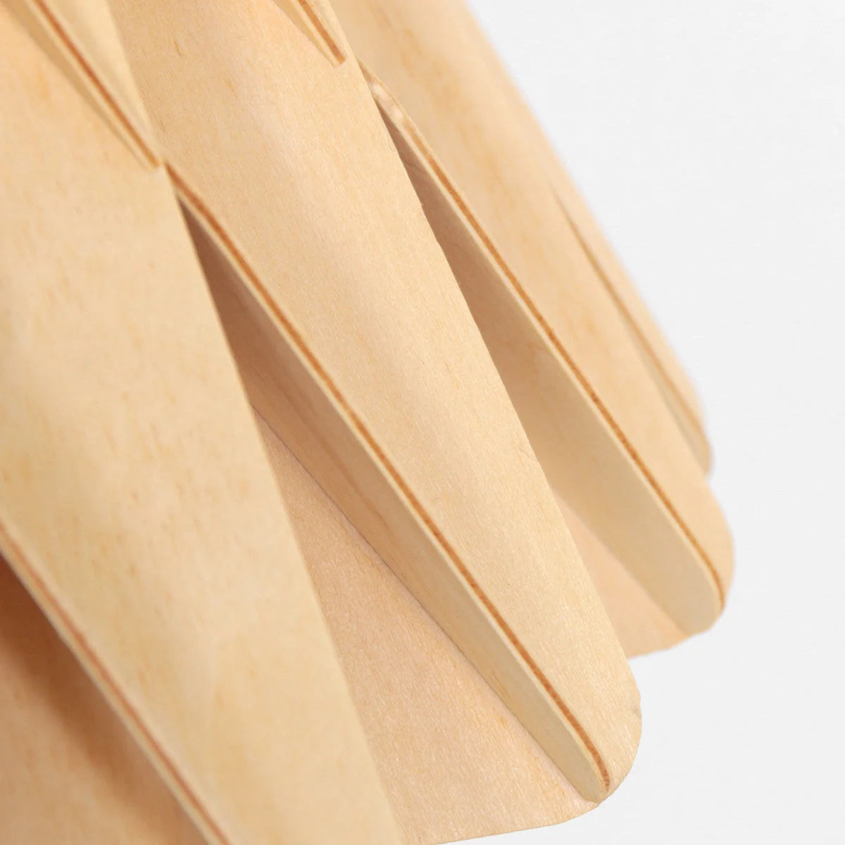 Suspension en bois naturel avec structure géométrique claire et câble noir Ø46 cm