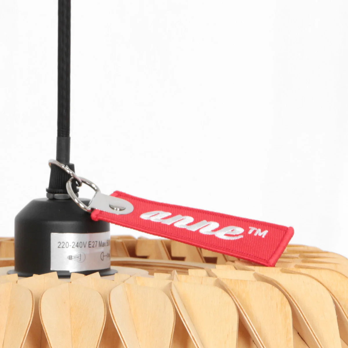 Luminaire suspendu en bois naturel design ondulé avec étiquette rouge, Ø46 cm
