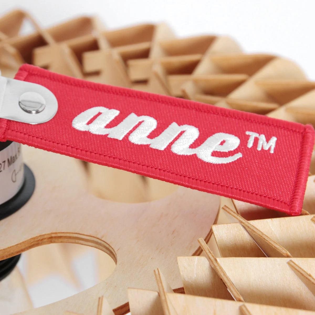 Clé enroulée rouge avec inscription blanche sur le porte-clés du Suspension en bois naturel design ondulé câble noir Ø46 cm