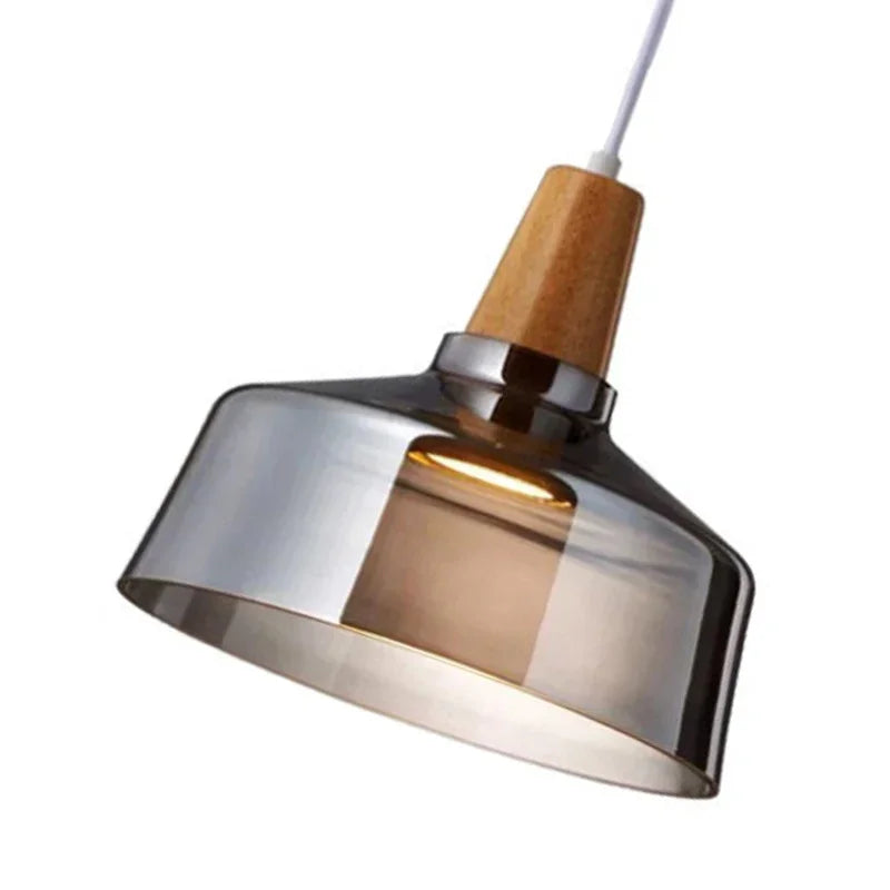 Suspension bois verre avec lumière tamisée, parfaite pour une ambiance chaleureuse.