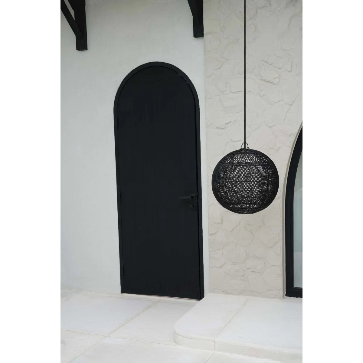Suspension boule en rotin tressé noir ajouré – Ø30 cm