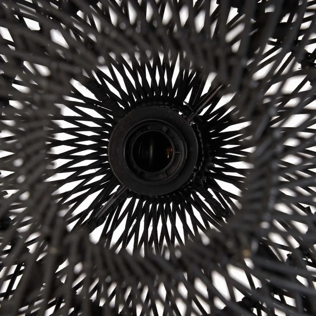 Suspension boule en rotin tressé noir ajouré – Ø30 cm
