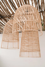 Suspension cage en rotin naturel 60 cm forme élancée avec des luminaires en osier tressé