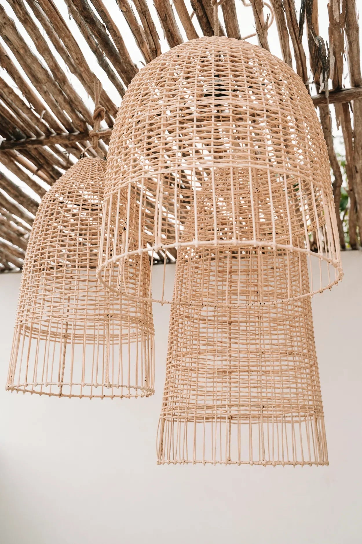 Suspension cage en rotin naturel 60 cm forme élancée avec des luminaires en osier tressé