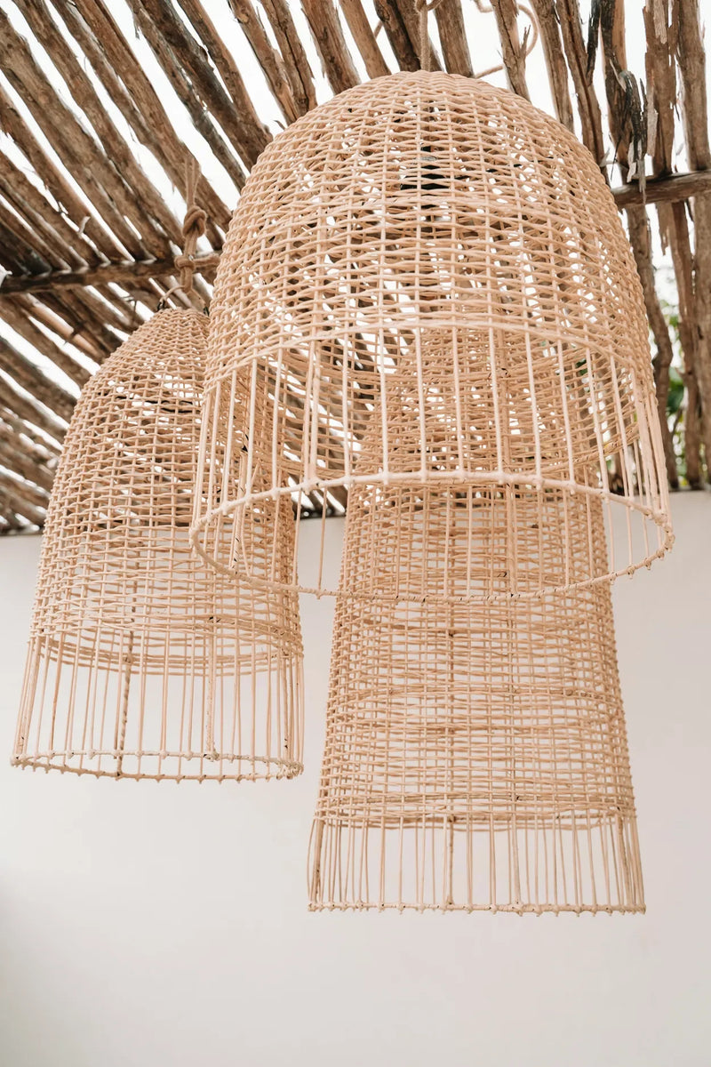 Suspension cage en rotin naturel 60 cm forme élancée avec des luminaires en osier tressé