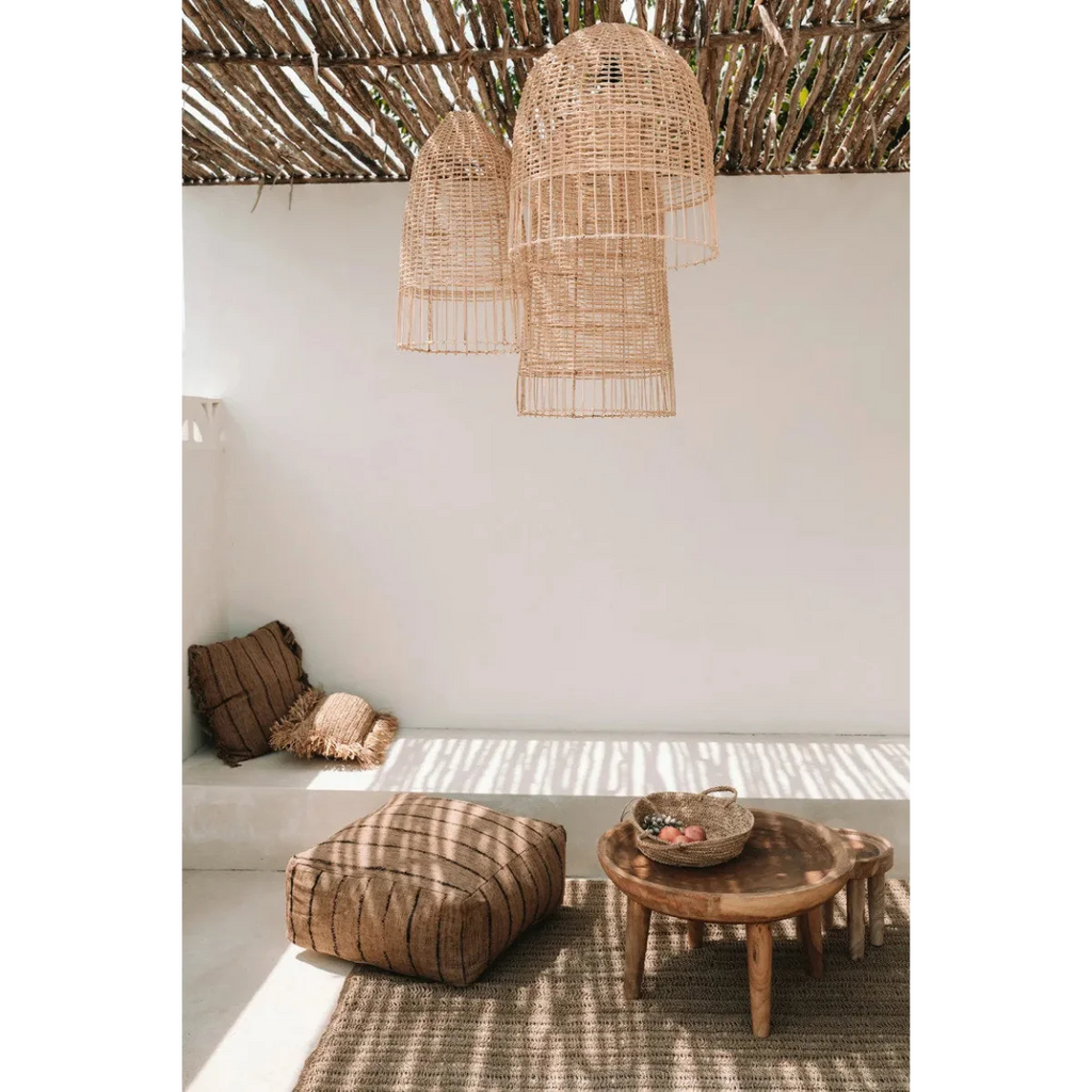 Suspension cage en rotin naturel 60 cm forme élancée avec trois luminaires en paille tissée