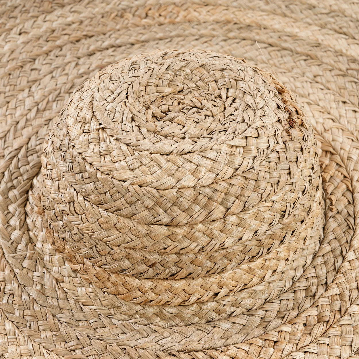 Chapeau oversize en jacinthe d’eau ondulée naturel, Ø85 cm, texture tissée beige