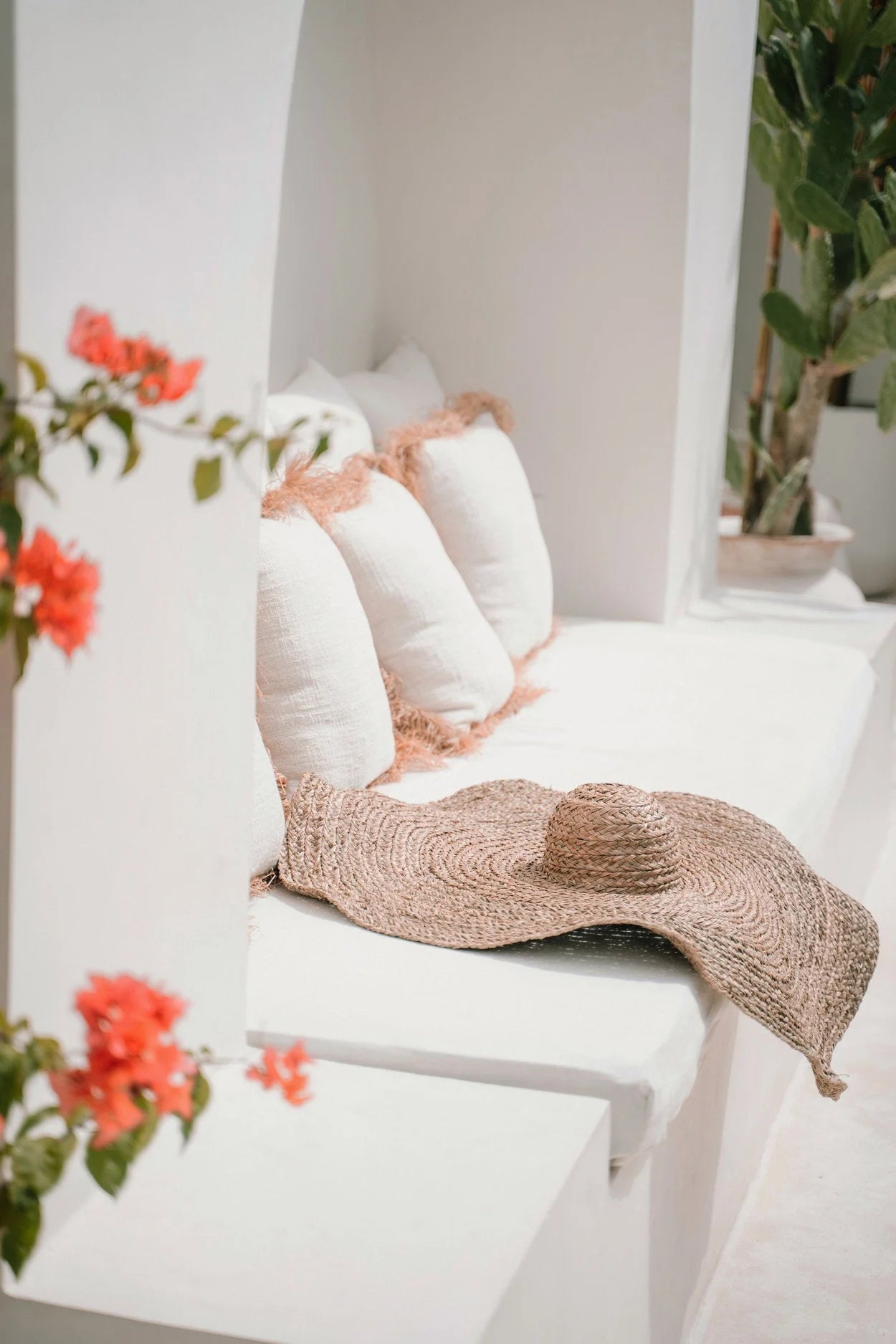 Chapeau oversize en jacinthe d’eau ondulée naturel Ø85 cm sur banc blanc