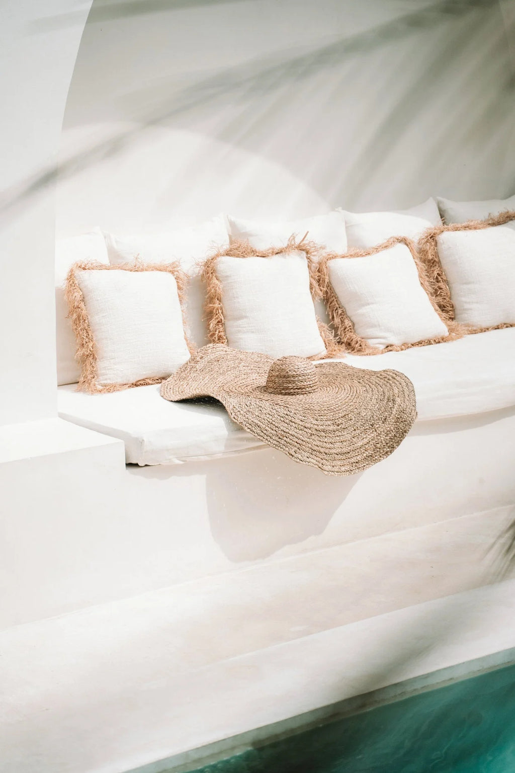 Chapeau oversize en jacinthe d’eau ondulée naturel Ø85 cm sur banc blanc