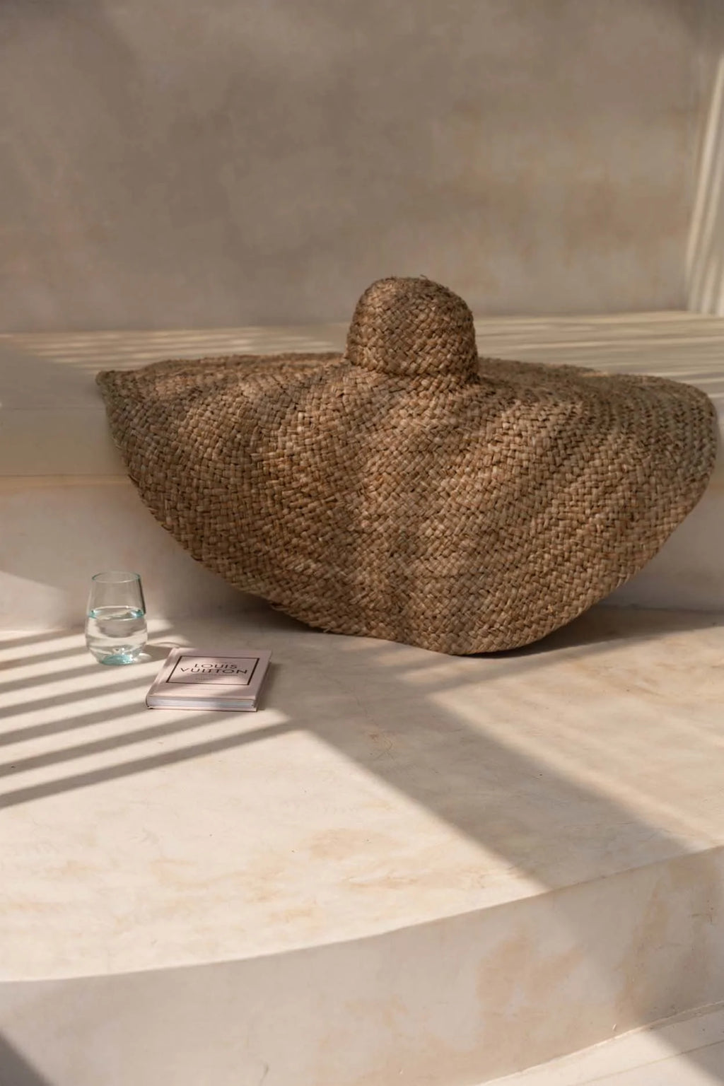 Chapeau oversize en jacinthe d’eau ondulée naturel, Ø85 cm