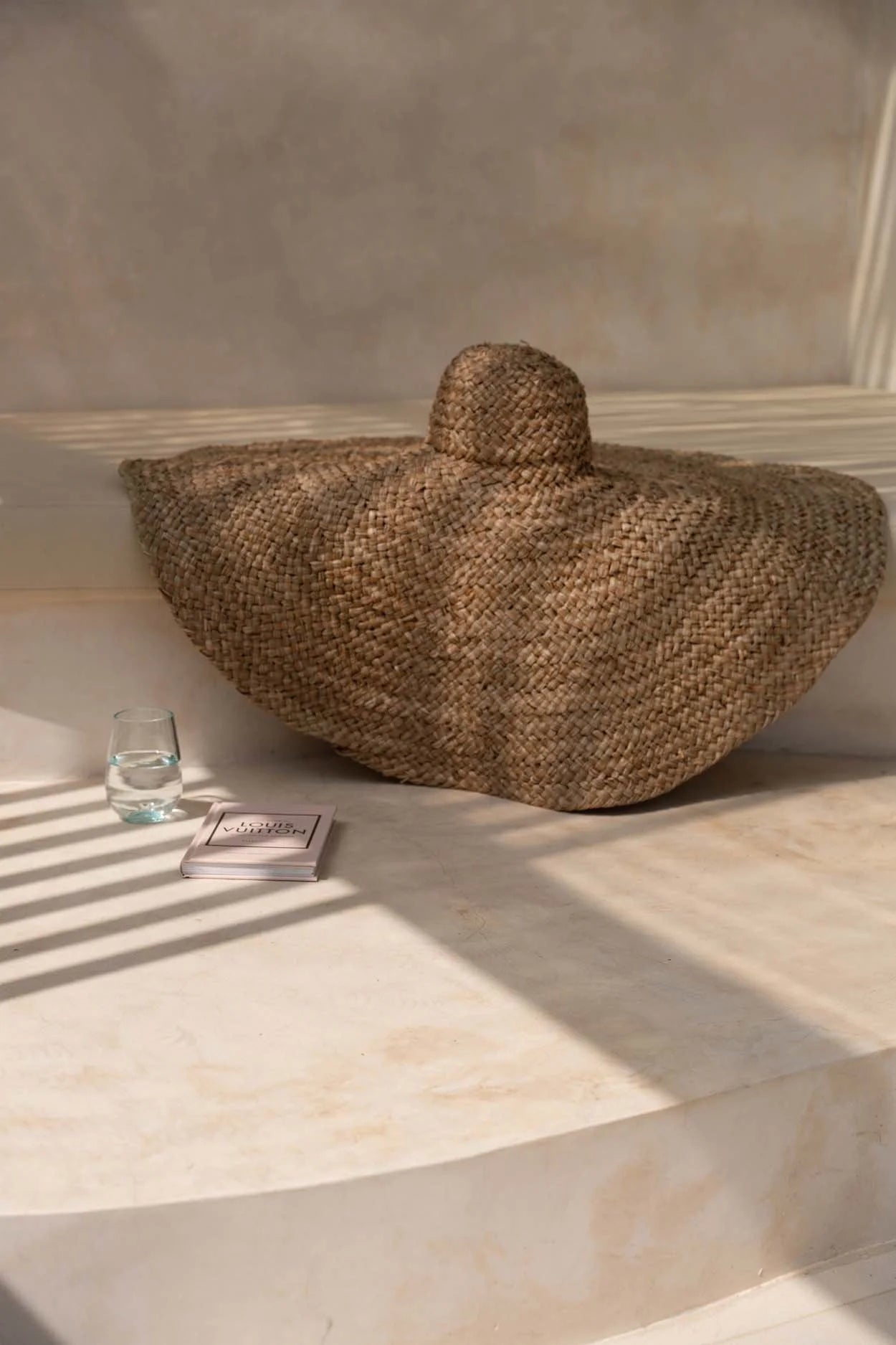Chapeau oversize en jacinthe d’eau ondulée naturel, Ø85 cm