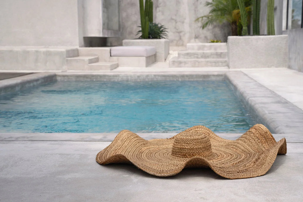 Chapeau oversize en jacinthe d’eau ondulée naturel, Ø85 cm