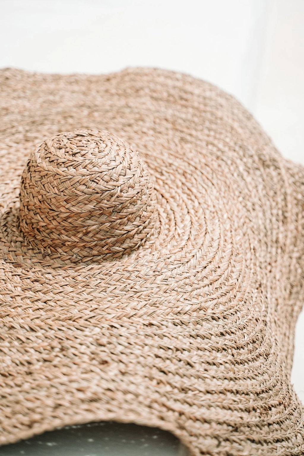 Chapeau oversize en jacinthe d’eau ondulée naturelle, Ø85 cm