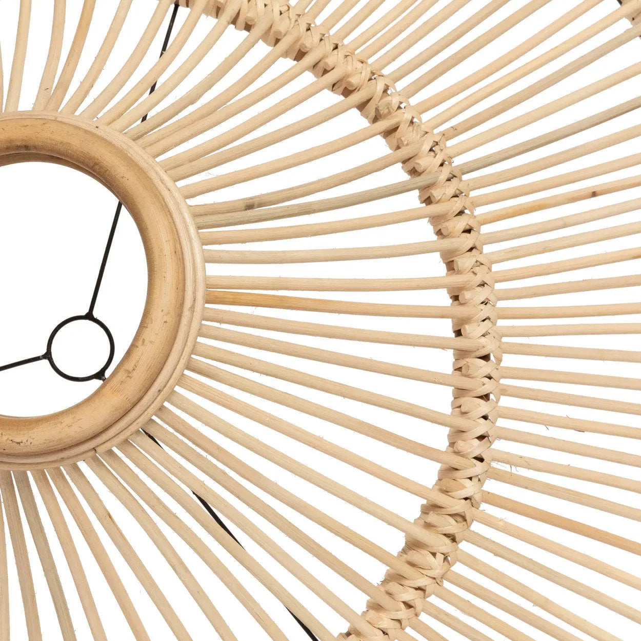 Suspension circulaire en rotin ajouré naturel XXL avec cadre en métal noir