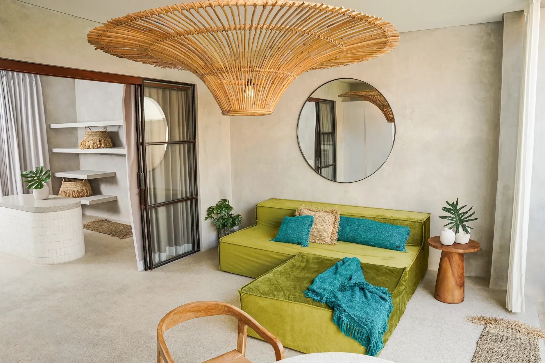 Suspension circulaire en rotin ajouré naturel XXL dans un salon bohème chic