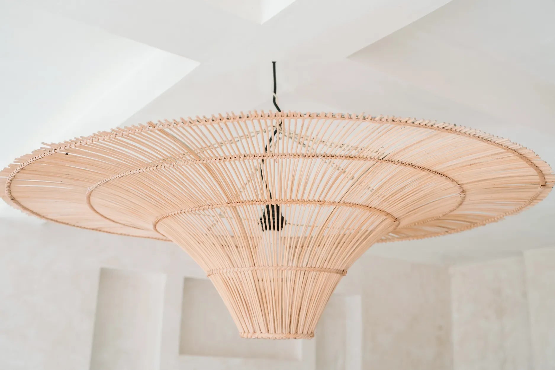 Suspension circulaire en rotin ajouré naturel XXL avec luminaire en rotin tissé