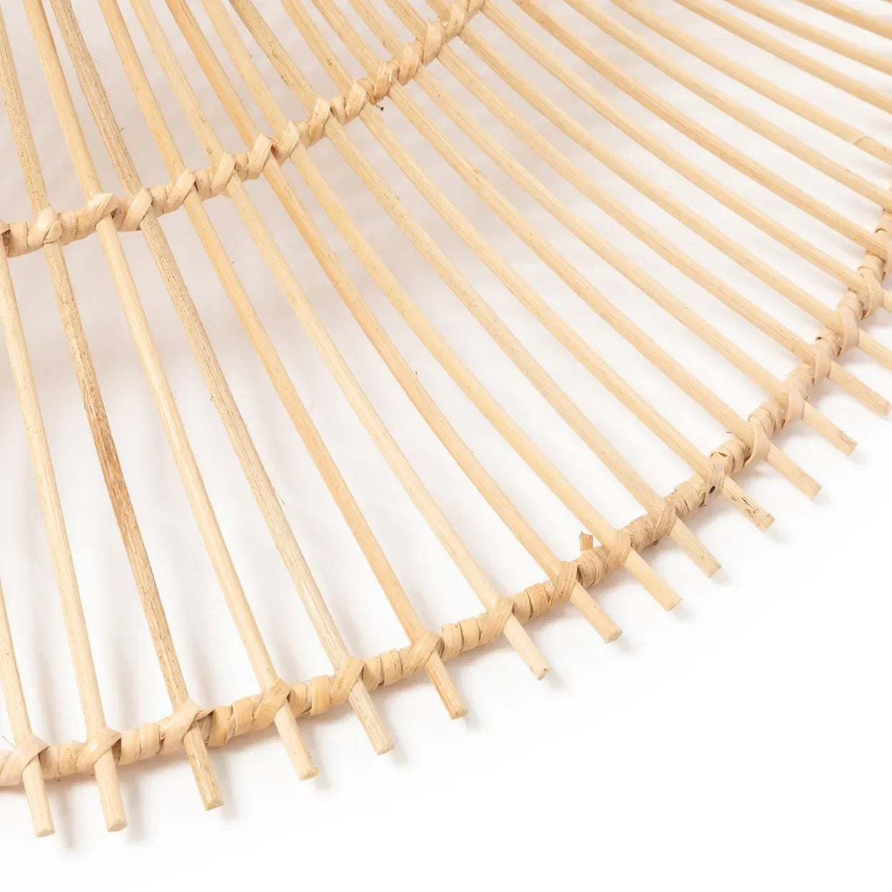 Structure circulaire en rotin ajouré naturel XXL pour suspension élégante et moderne
