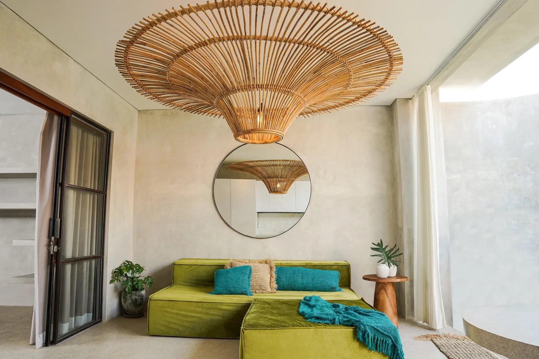 Suspension circulaire en rotin ajouré naturel XXL avec luminaire en bambou tissé