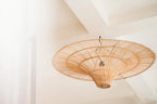 Suspension circulaire en rotin ajouré naturel XXL avec luminaire en osier tressé