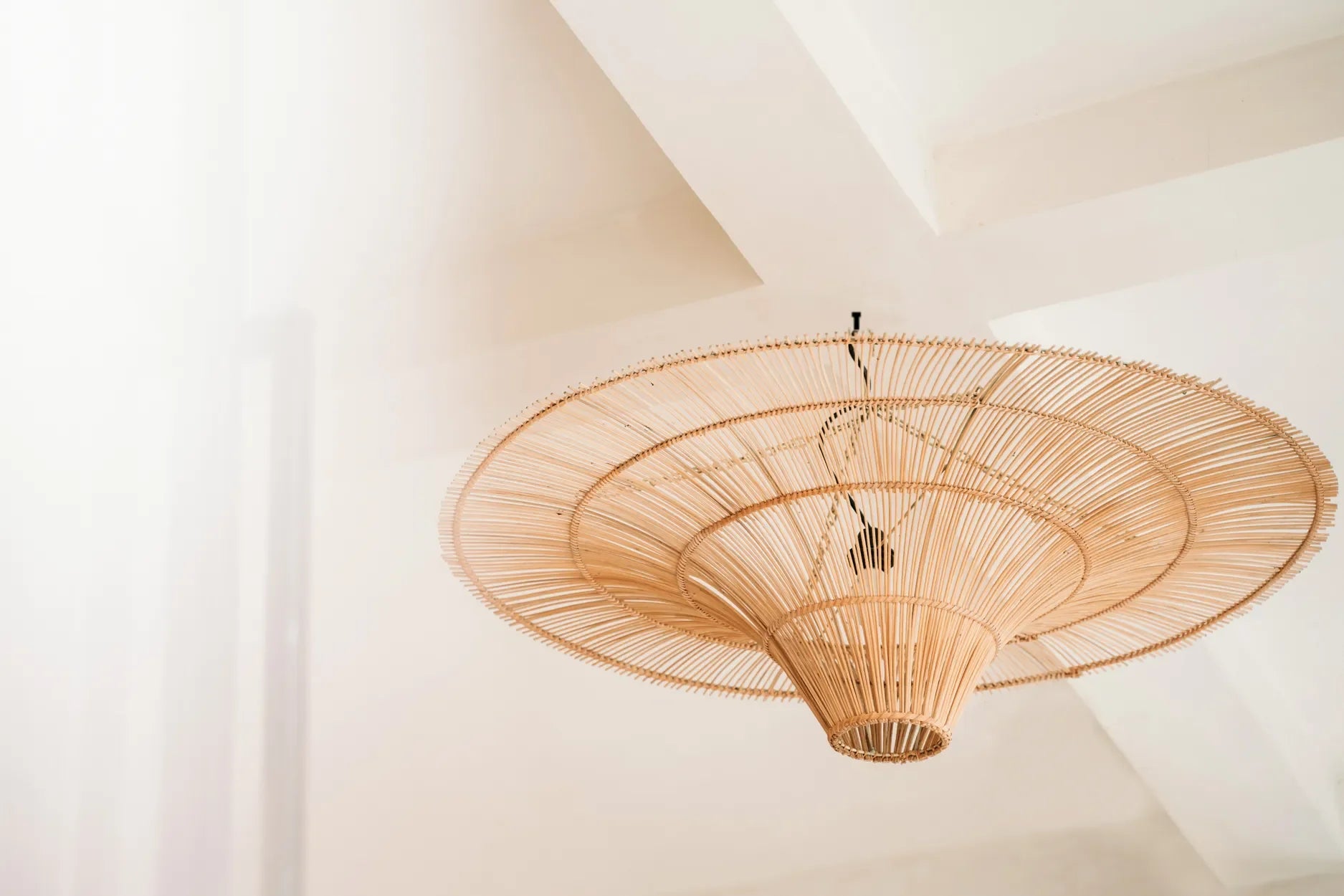 Suspension circulaire en rotin ajouré naturel XXL avec luminaire en osier tressé