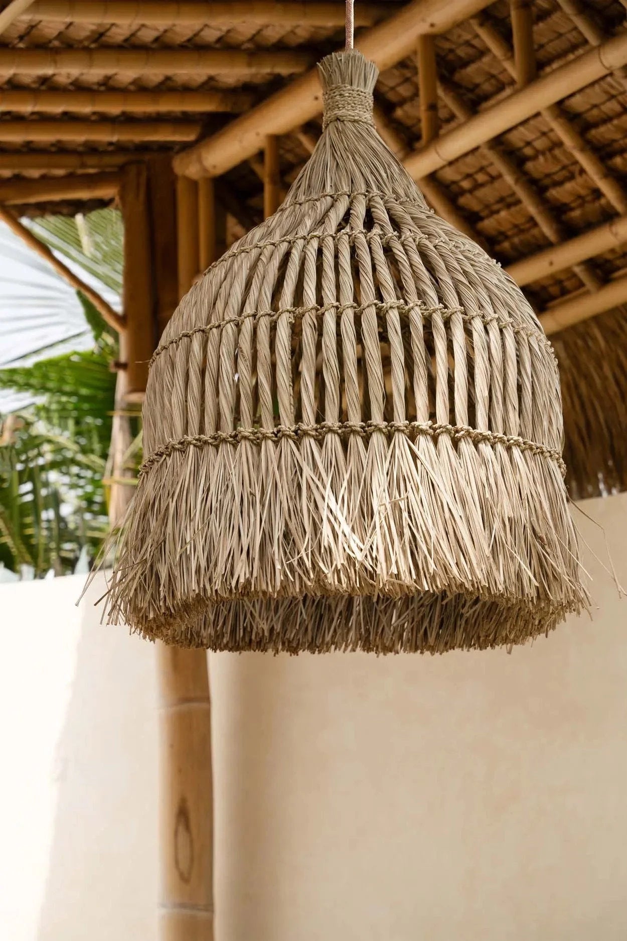 Suspension cloche en mendong tressé naturel Ø50 cm conique frangée