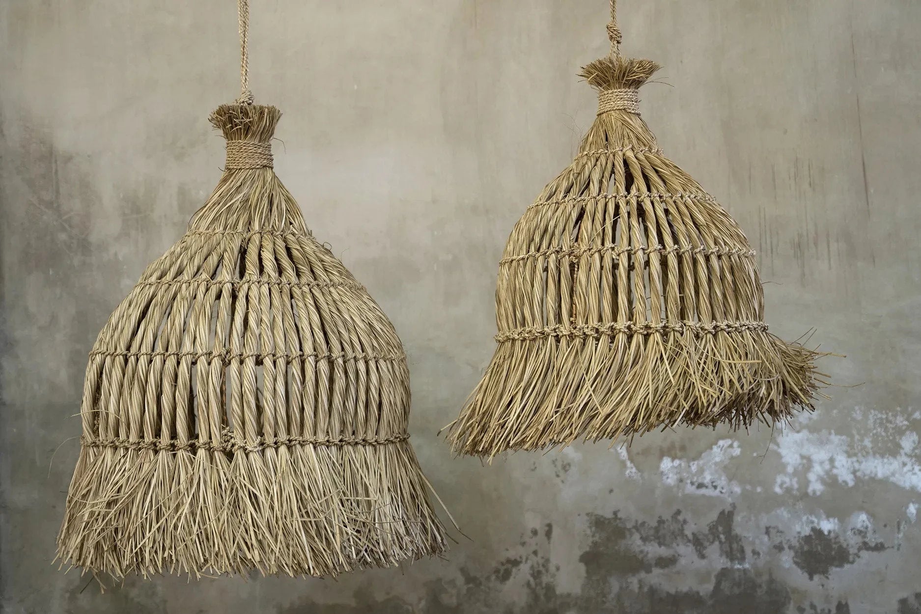 Suspension cloche en mendong tressé naturel Ø50 cm, vue rustique conique