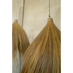Deux balais décoratifs suspendus en fibres naturelles beige, 28x50 cm