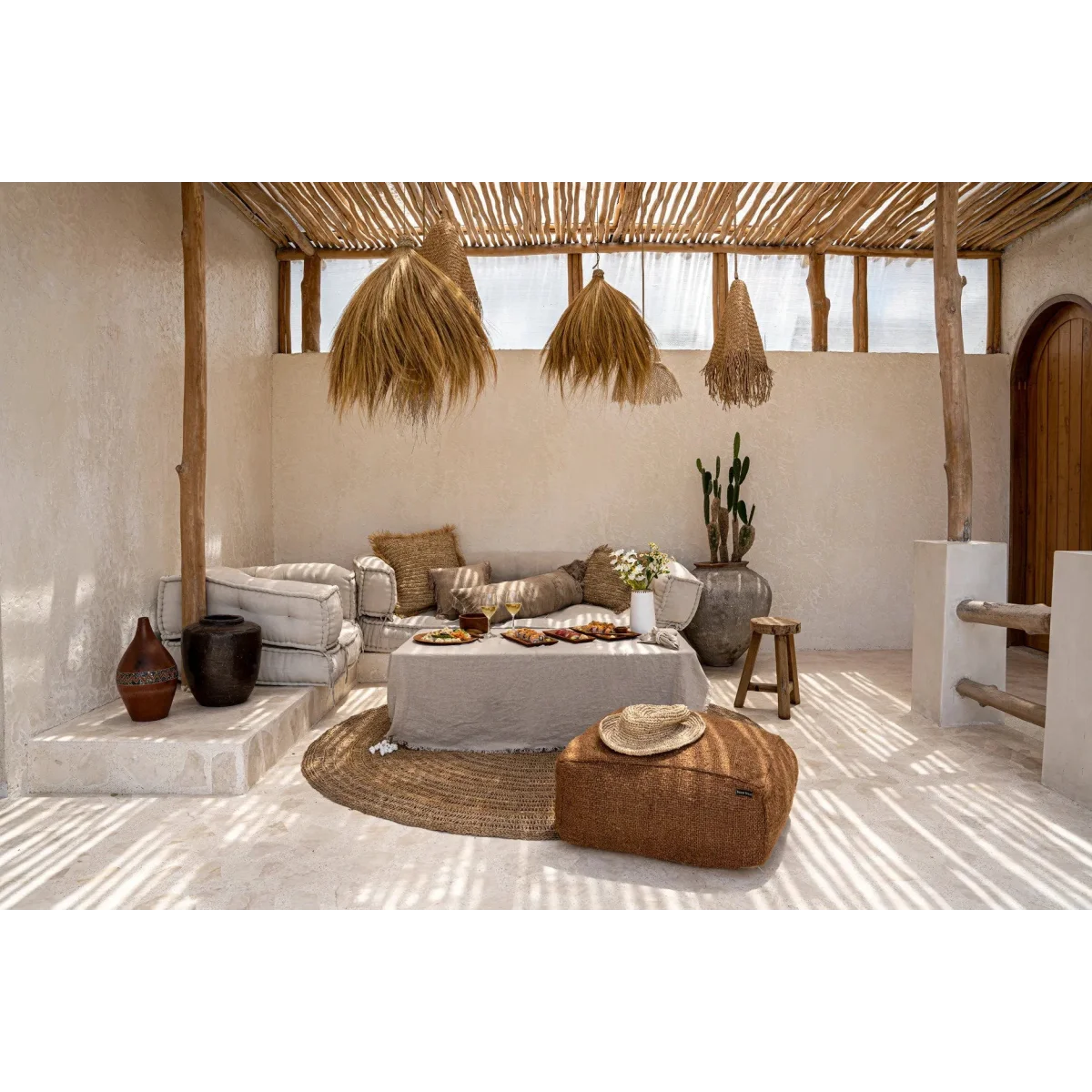 Espace lounge extérieur avec suspension conique en fibre naturelle beige 28x50 cm