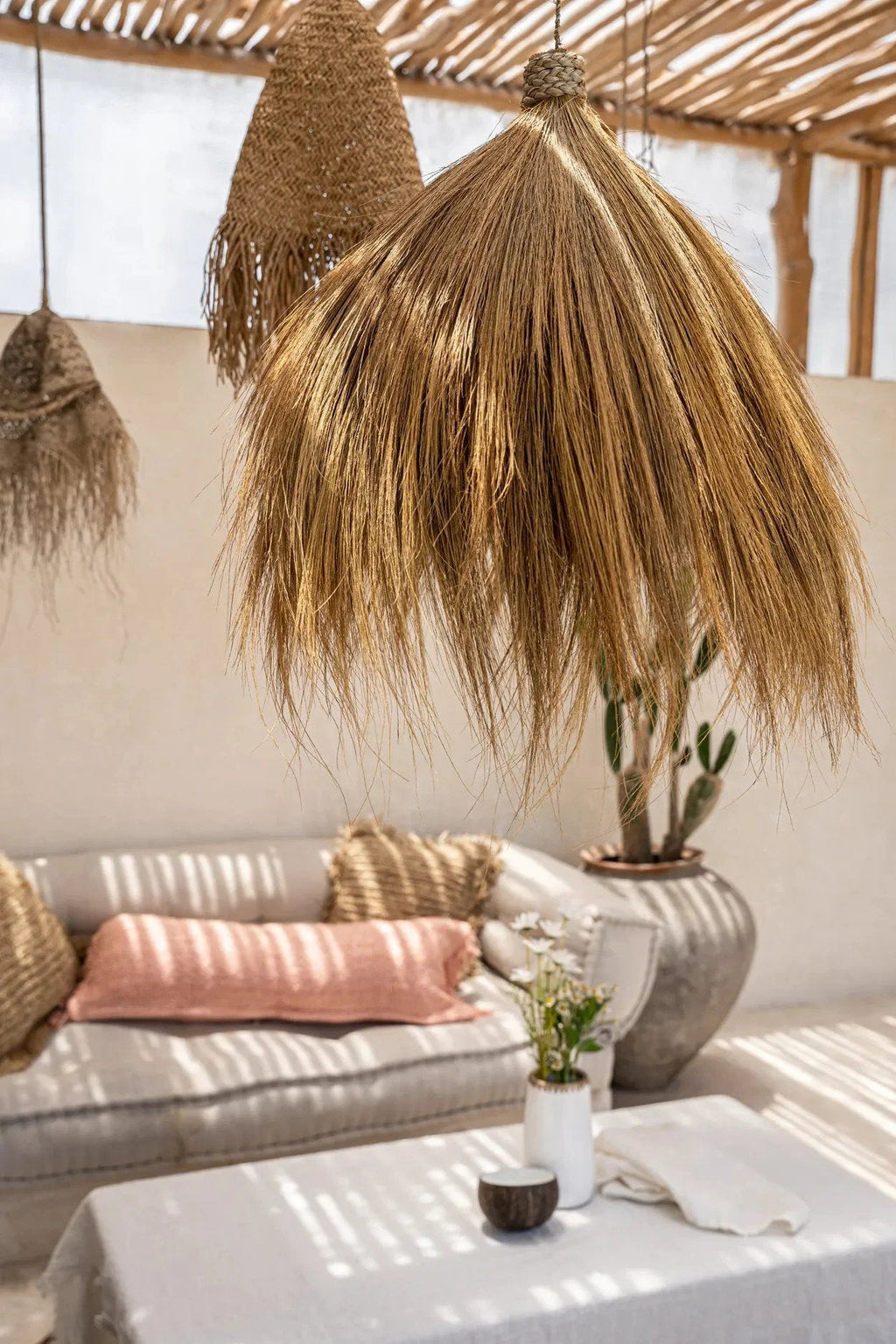 Espace extérieur bohème avec suspension conique en herbe de Rayung beige et lampes en paille